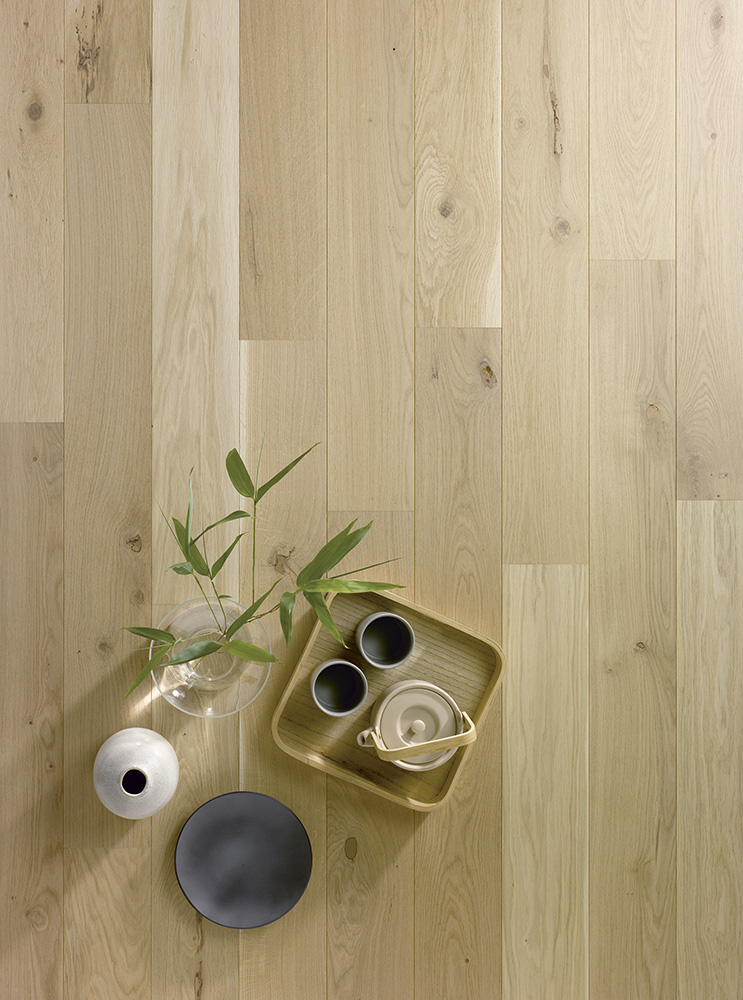 Alliance Bois - Tassin - Lyon - ALSAFLOORING - Le raffinement et la luminosité de « Chêne Aube » permettra de mixer matières et couleurs dans de nombreux environnements sans fausses notes. Cette couleur allie la modernité des teintes claires au côté traditionnel du parquet. 