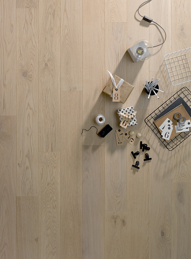 Alliance Bois - Tassin - Lyon - ALSAFLOORING - Les notes blanchies s’exprimant au travers de « Chêne nuage » apporteront une sensation de quiétude et d’apaisement dans un environnement doux. Cette teinte pure et élégante trouvera sa place dans un intérieur au style scandinave. 
