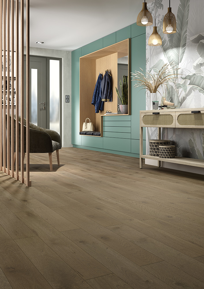 Alliance Bois - Tassin - Lyon - ALSAFLOORING - Alliant charme et élégance, la teinte « Chêne Opale » répond au désir d’un intérieur moderne avec la chaleur d’un parquet en chêne. Résolument dans l’ère du temps, ses nuances de gris offrent un compromis saisissant entre authenticité et modernité. 