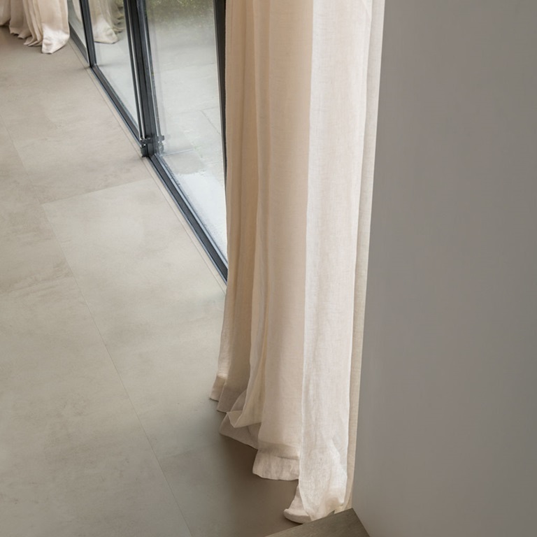 Alliance Bois - Tassin - Lyon - QUICK-STEP - Chanfrein authentique Dalle luxueuse de taille moyenne Compatible avec un plancher chauffant/rafraîchissant Garantie domestique à vie Aspect de pierre naturelle Résistant à l’eau 