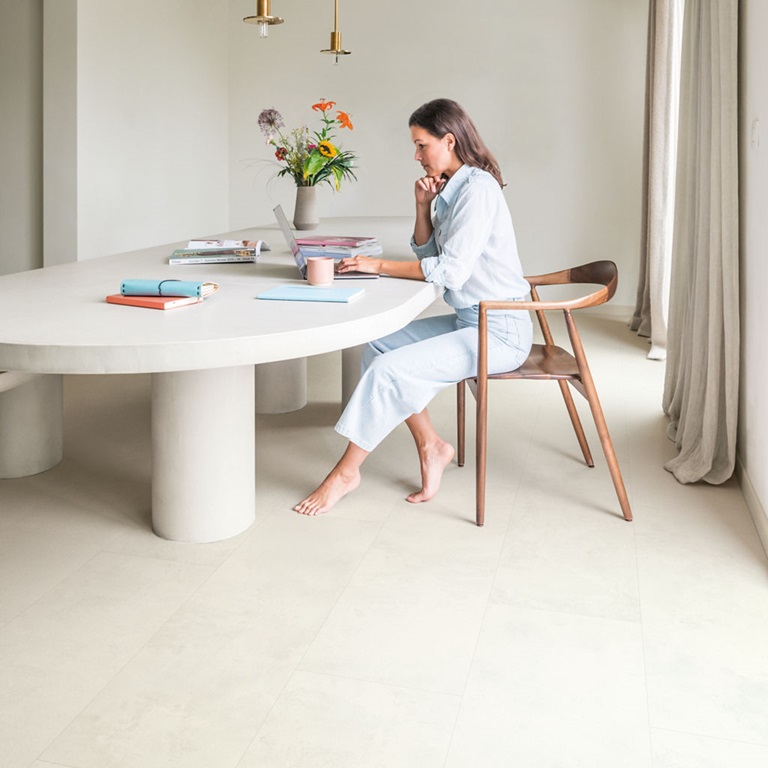 Alliance Bois - Tassin - Lyon - QUICK-STEP - Chanfrein authentique Dalle luxueuse de taille moyenne Compatible avec un plancher chauffant/rafraîchissant Garantie domestique à vie Aspect de pierre naturelle Résistant à l’eau 