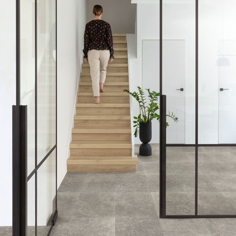 Alliance Bois - Tassin - Lyon - QUICK-STEP - Chanfrein authentique Dalle luxueuse de taille moyenne Compatible avec un plancher chauffant/rafraîchissant Garantie domestique à vie Aspect de pierre naturelle Résistant à l’eau 