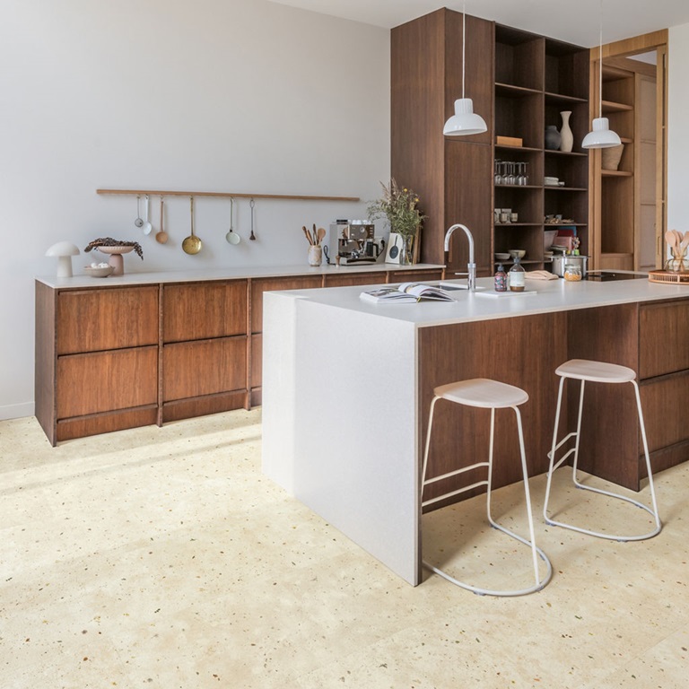 Alliance Bois - Tassin - Lyon - QUICK-STEP - Chanfrein authentique Dalle luxueuse de taille moyenne Garantie domestique à vie Compatible avec un plancher chauffant/rafraîchissant Aspect de pierre naturelle Résistant à l’eau 