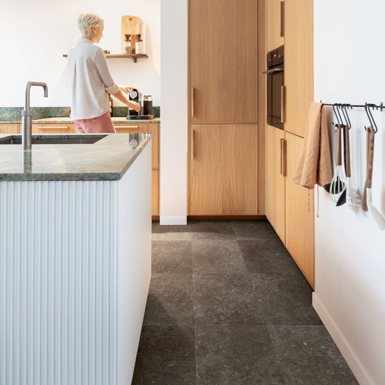 Alliance Bois - Tassin - Lyon - QUICK-STEP - Chanfrein authentique Dalle luxueuse de taille moyenne Compatible avec un plancher chauffant/rafraîchissant Aspect de pierre naturelle Résistant à l’eau Garantie domestique à vie 