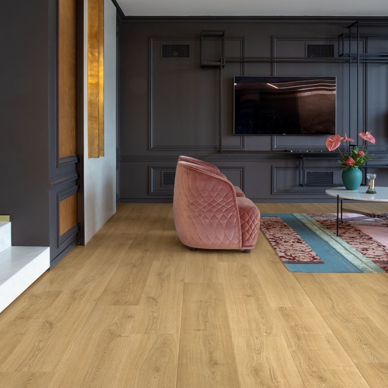 Alliance Bois - Tassin - Lyon - QUICK-STEP - Chanfrein authentique Mix & Match avec les designs de dalle Cachet authentique du bois Garantie domestique à vie Certificat C2C Material Health Lame standard Compatible avec un plancher chauffant/rafraîchissant Résistant à l’eau 