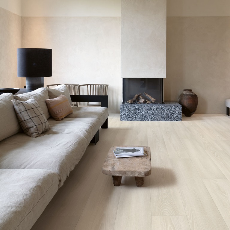 Alliance Bois - Tassin - Lyon - QUICK-STEP - Cachet authentique du bois Chanfrein authentique Certificat C2C Material Health Lame standard Compatible avec un plancher chauffant/rafraîchissant Garantie domestique à vie Résistant à l’eau 