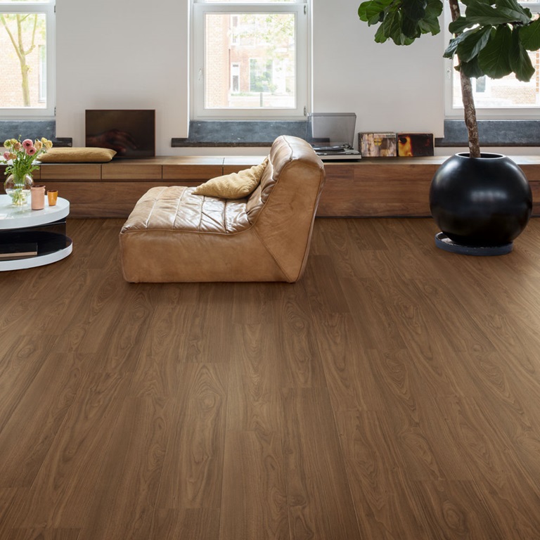 Alliance Bois - Tassin - Lyon - QUICK-STEP - Chanfrein authentique Mix & Match avec les designs de dalle Cachet authentique du bois Garantie domestique à vie Certificat C2C Material Health Lame standard Compatible avec un plancher chauffant/rafraîchissant Résistant à l’eau 