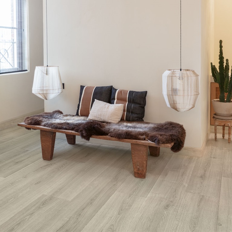 Alliance Bois - Tassin - Lyon - QUICK-STEP - Chanfrein authentique Mix & Match avec les designs de dalle Cachet authentique du bois Lame standard Garantie domestique à vie Certificat C2C Material Health Compatible avec un plancher chauffant/rafraîchissant Résistant à l’eau 