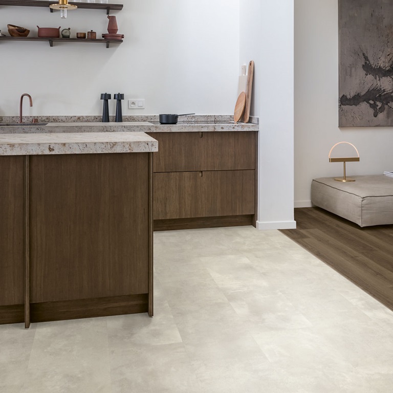 Alliance Bois - Tassin - Lyon - QUICK-STEP - Dalle luxueuse de taille moyenne Chanfrein authentique Compatible avec un plancher chauffant/rafraîchissant Aspect de pierre naturelle Résistant à l’eau Garantie domestique à vie 