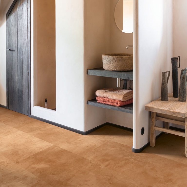Alliance Bois - Tassin - Lyon - QUICK-STEP - Chanfrein authentique Dalle luxueuse de taille moyenne Compatible avec un plancher chauffant/rafraîchissant Aspect de pierre naturelle Résistant à l’eau Garantie domestique à vie 