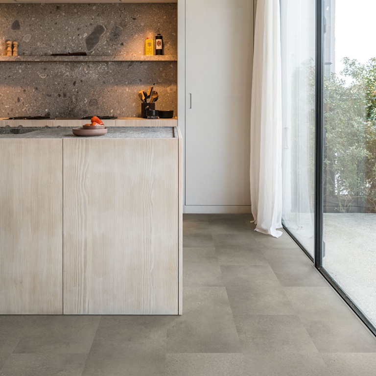 Alliance Bois - Tassin - Lyon - QUICK-STEP - Dalles petit format Compatible avec un plancher chauffant/rafraîchissant Garantie domestique à vie Sous-couche intégrée Aspect de pierre naturelle Résistant à l’eau 