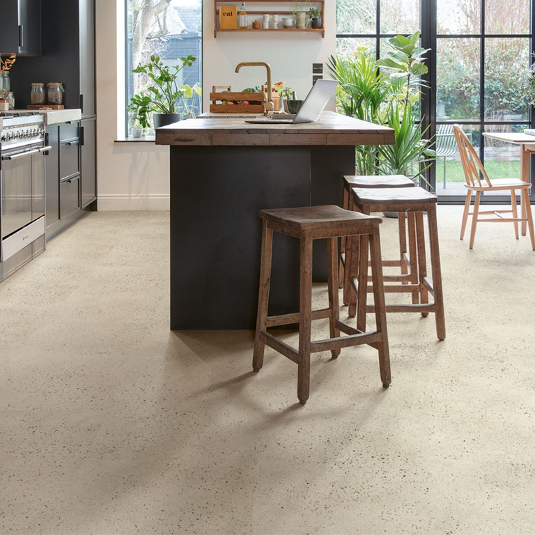 Alliance Bois - Tassin - Lyon - QUICK-STEP - Dalle luxueuse de taille moyenne Sous-couche intégrée Compatible avec un plancher chauffant/rafraîchissant Aspect de pierre naturelle Résistant à l’eau Garantie domestique à vie 